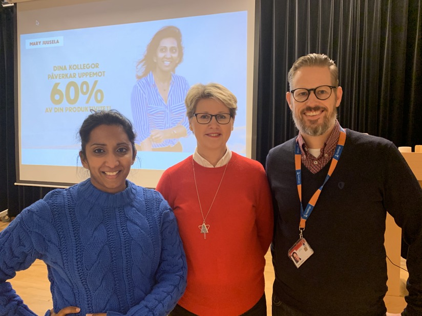 Huges vd Karin Strömberg Ekström (mitten) tillsammans med Mary Juusela, på organisationen Lika Olika och rektorn på Sjödalsgymnasiet Johan Lundström.