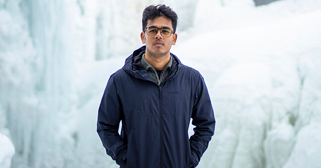 Manu Gond omgiven av snö