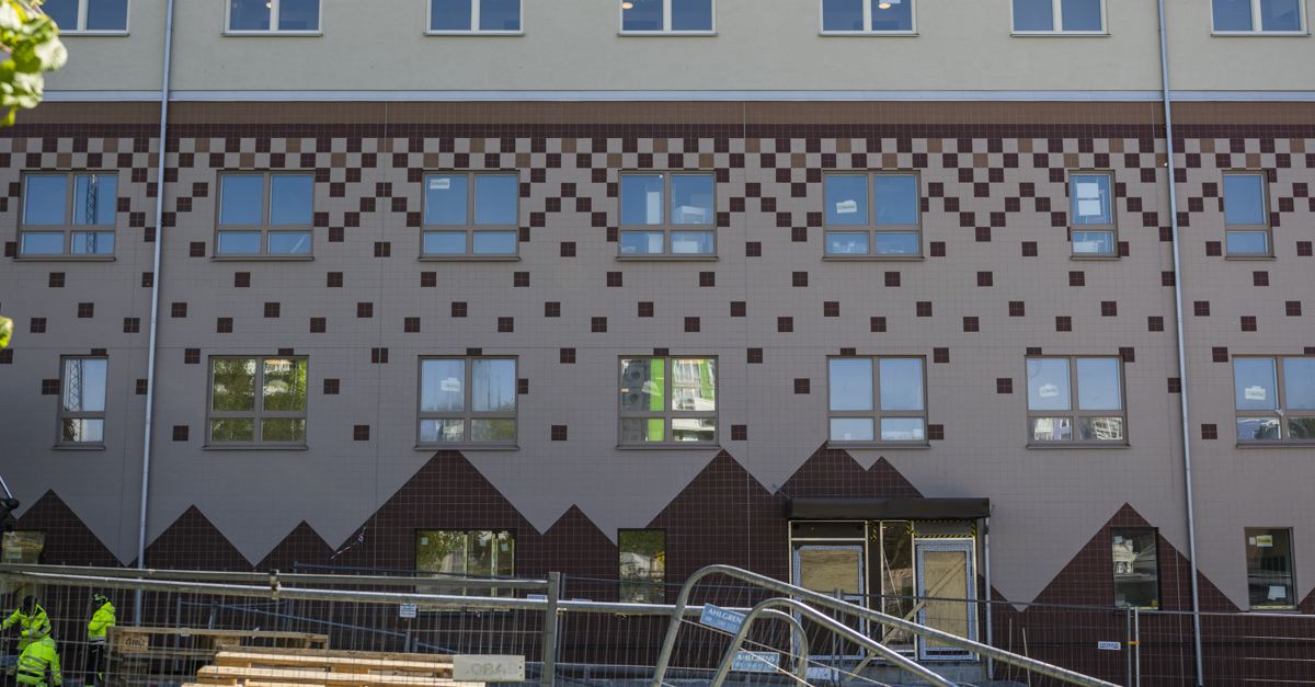 fasad med kakelplattor i form av bergstoppar