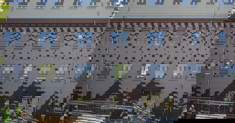 fasad med kakelplattor i form av bergstoppar