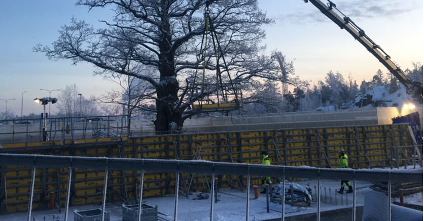 Arbeten med vägg en tidig morgon i december 2023. Väggen färdigställs nu för den används som stöd till den nya genomfartsgatan.