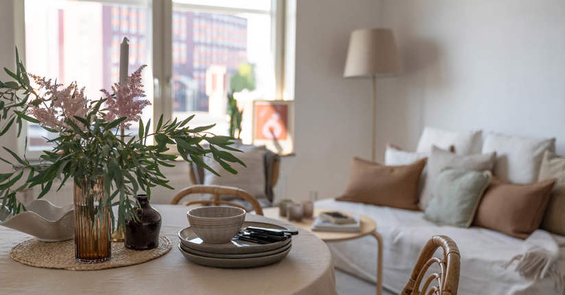 Köksbord och soffgrupp i ett ljust rum