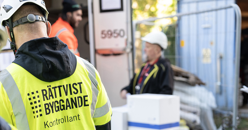 Kontrollant i gul väst på byggarbetsplatskontroll