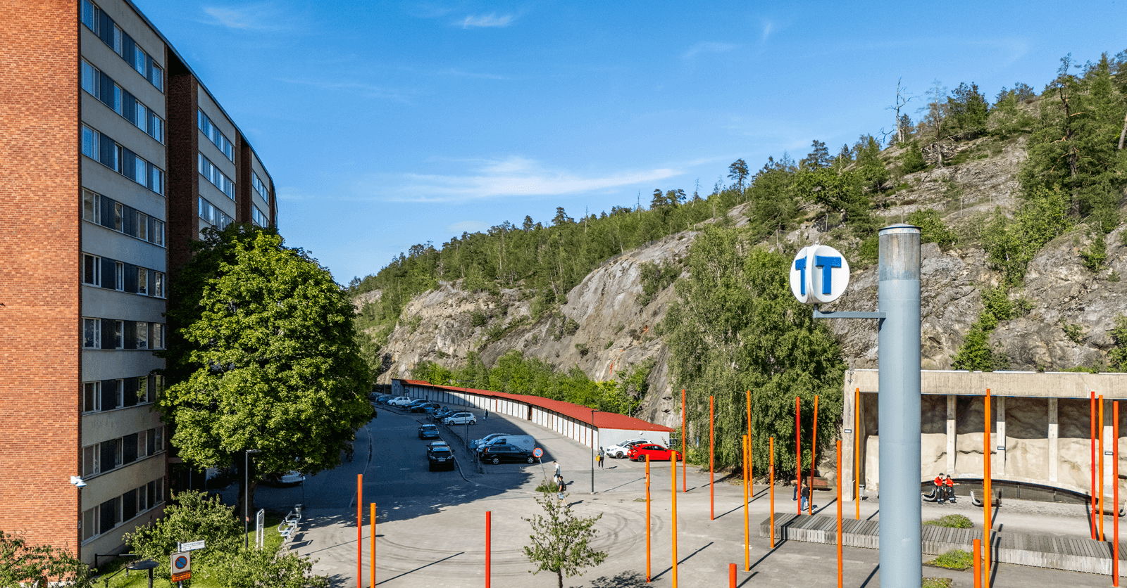 Vy över torget vid Masmo tunnelbanestation och Solhagavägen.