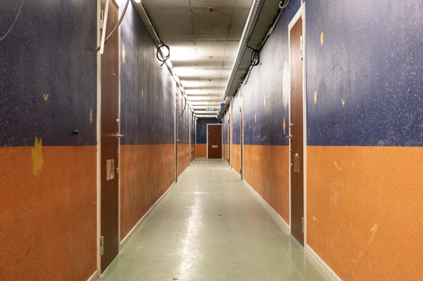 Korridor före renovering på Röntgenvägen 5 i Flemingsberg.
