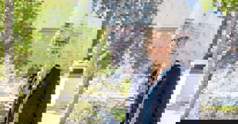 Karin Strömberg Ekström framför Huges nyproduktion i Flemingsberg