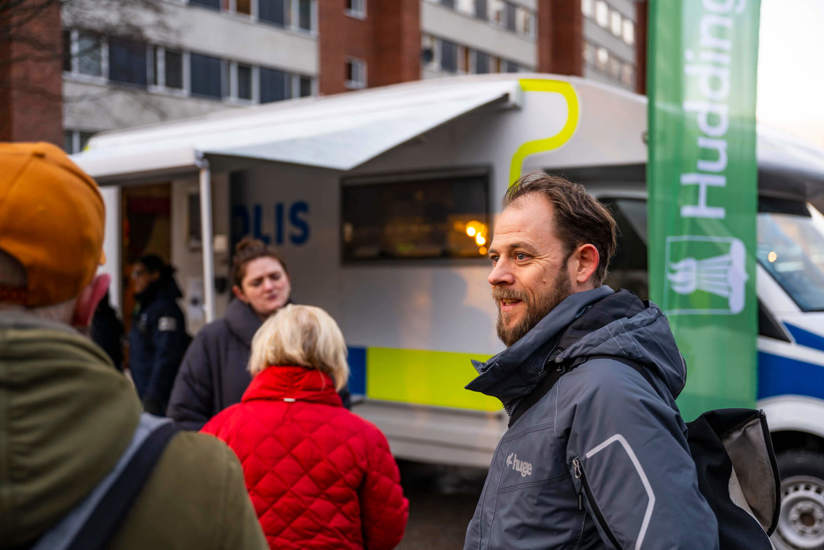Huge-medarbetare pratar med hyresgäster på trygghetsdialog