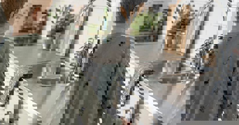 Barn i visningslägenhet med nytt kök
