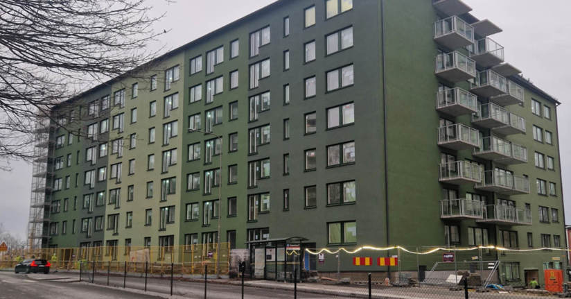 Fasaden på husen i december 2025