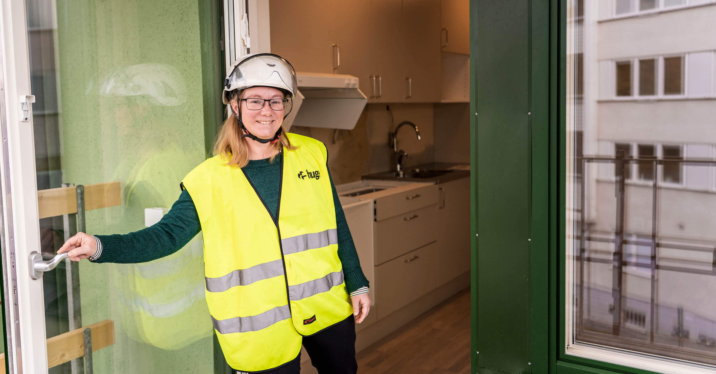 Raina Tilden håller upp en balkongdörr