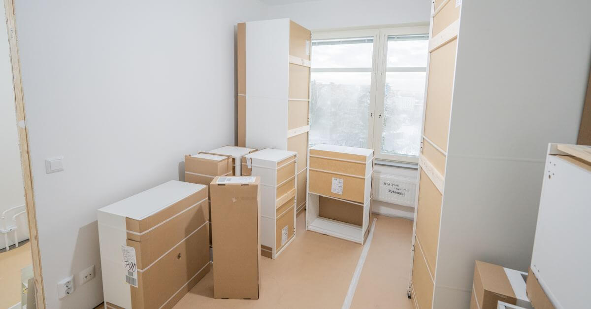 Köksstommar på golvet i ett ofärdigt kök