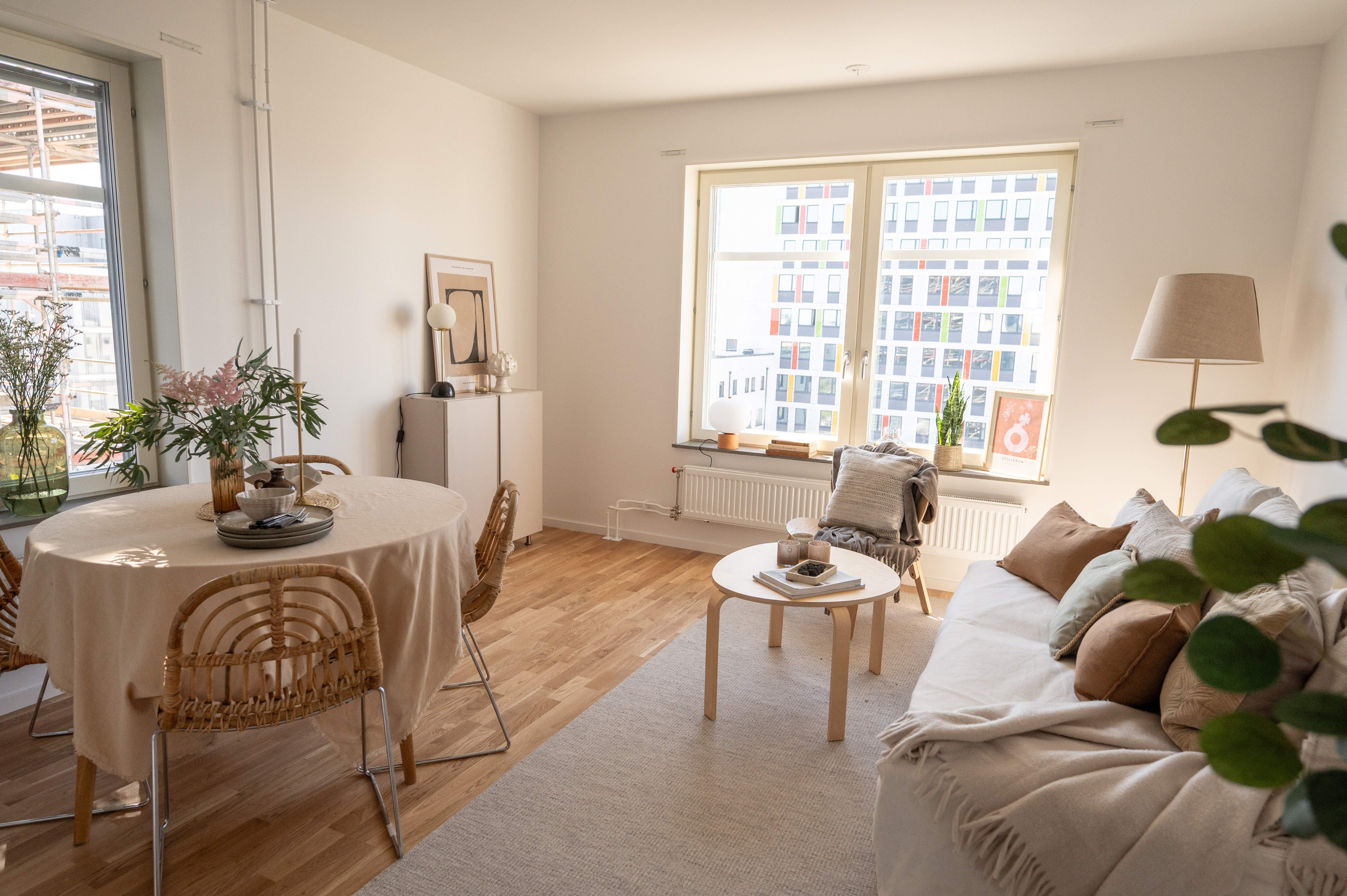 Ett vardagsrum fyllt med möbler och ett bord.