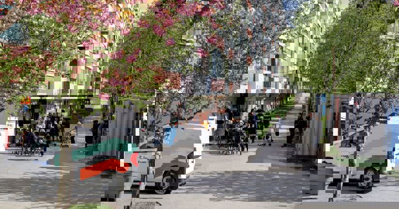 Folksamling utanför platskontoret i Vårby gård
