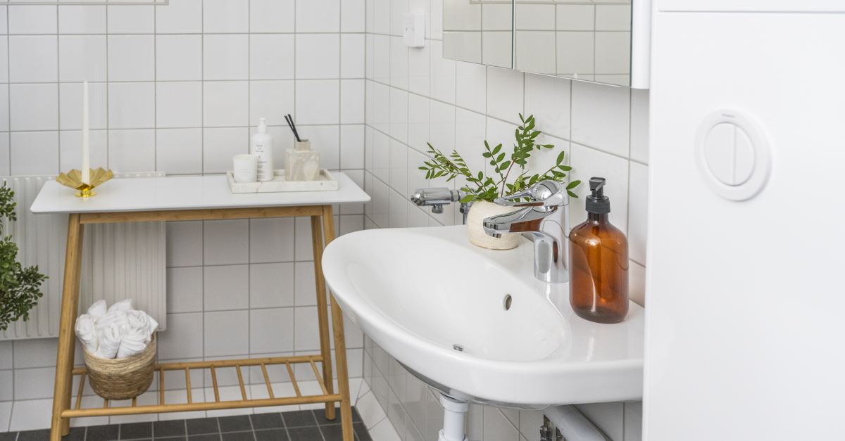 Renoverat badrum med helkaklade väggar och klinkergolv
